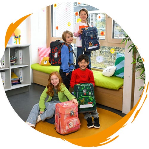 Kinder stapeln 4 unterschiedliche Step by Step Schulranzen-Modelle
