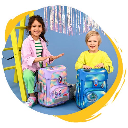 Kinder mit Schulranzen in pastellfarbenen Batik-Designs