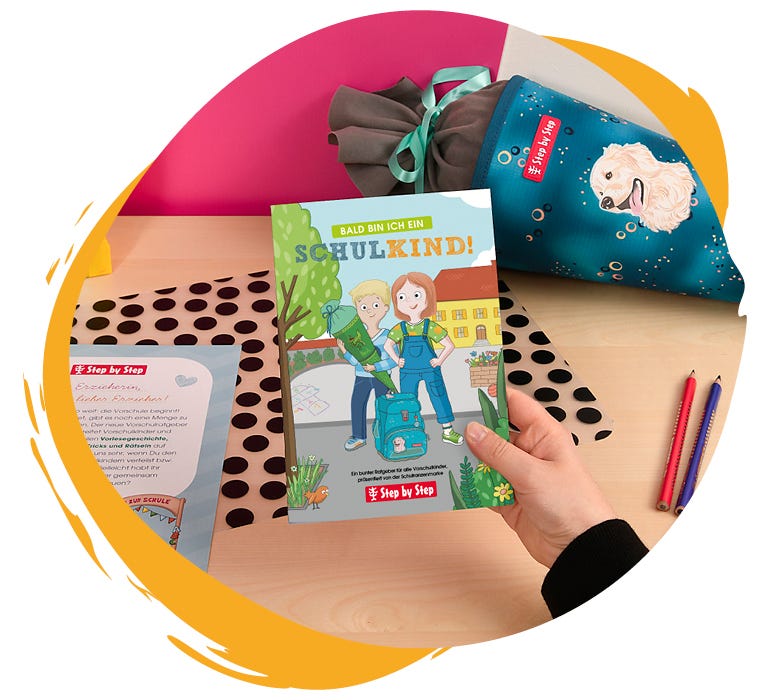Heftchen mit Zeichnungen von Kindern und Schulranzen auf dem Einband