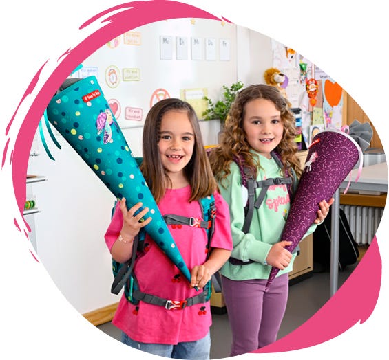 Zwei Kinder mit Schulrucks&auml;cken und passenden Schult&uuml;ten im Klassenzimmer.