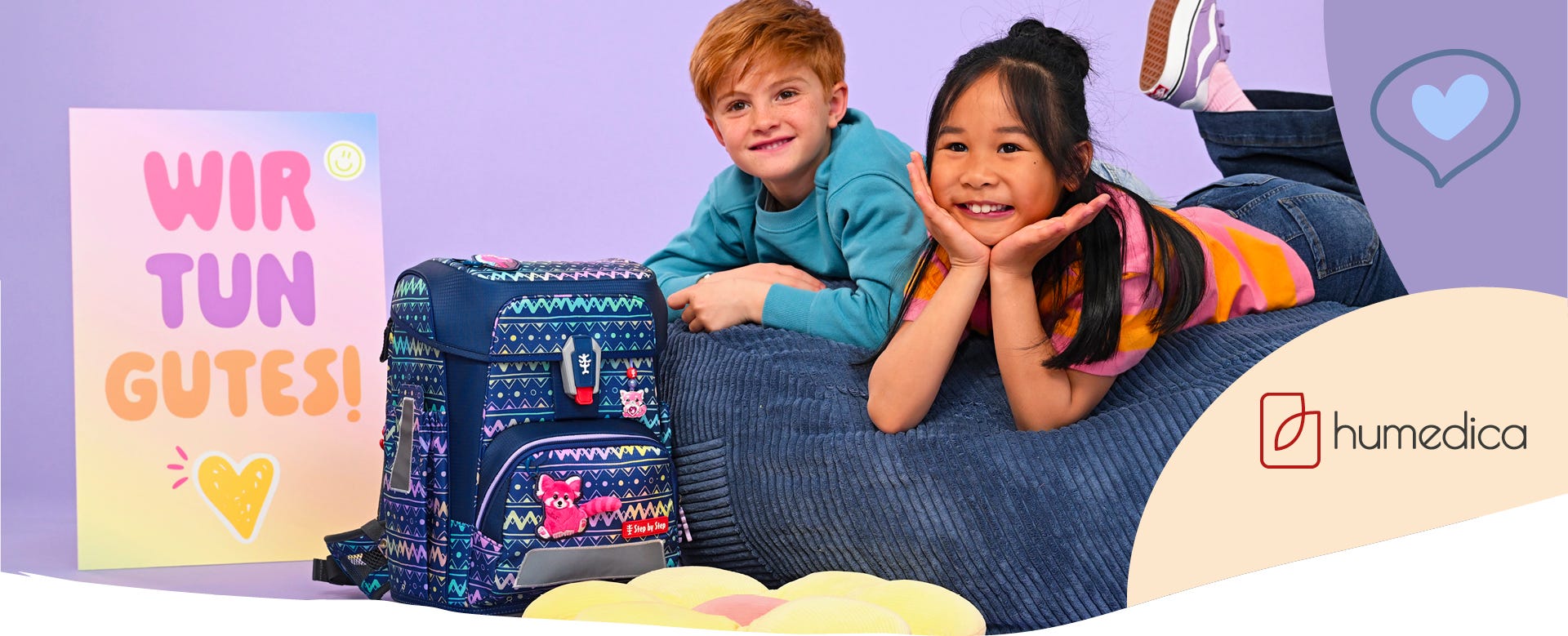 Mädchen und Junge mit CLOUD CHARITY vor humedica Plakat