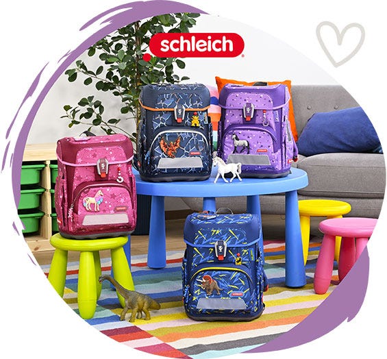 Vier Schulranzen der Schleich-Kollektion mit Tier- und Fantasiemotiven, pr&auml;sentiert mit passenden Spielfiguren in einem Wohnraum.