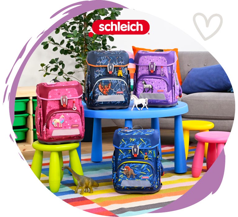 Vier Schulranzen der Schleich-Kollektion mit Tier- und Fantasiemotiven, pr&auml;sentiert mit passenden Spielfiguren in einem Wohnraum.