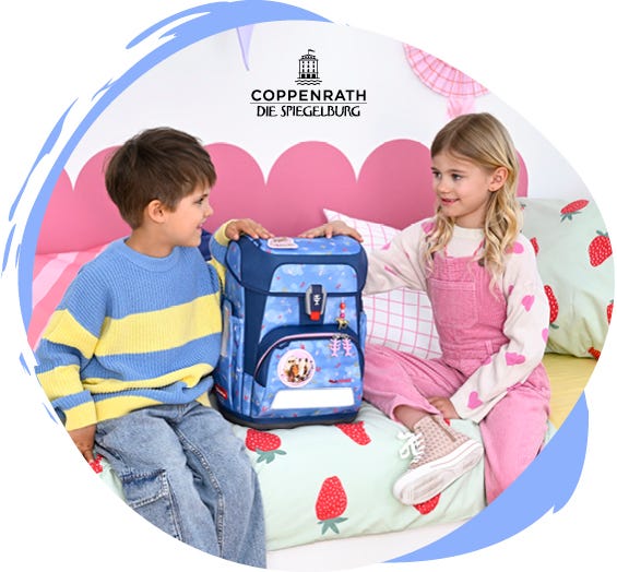 Zwei Kinder pr&auml;sentieren einen hellblauen Schulranzen der Spiegelburg-Kollektion auf einem Bett. Logo: &sbquo;Coppenrath Die Spiegelburg&lsquo;.