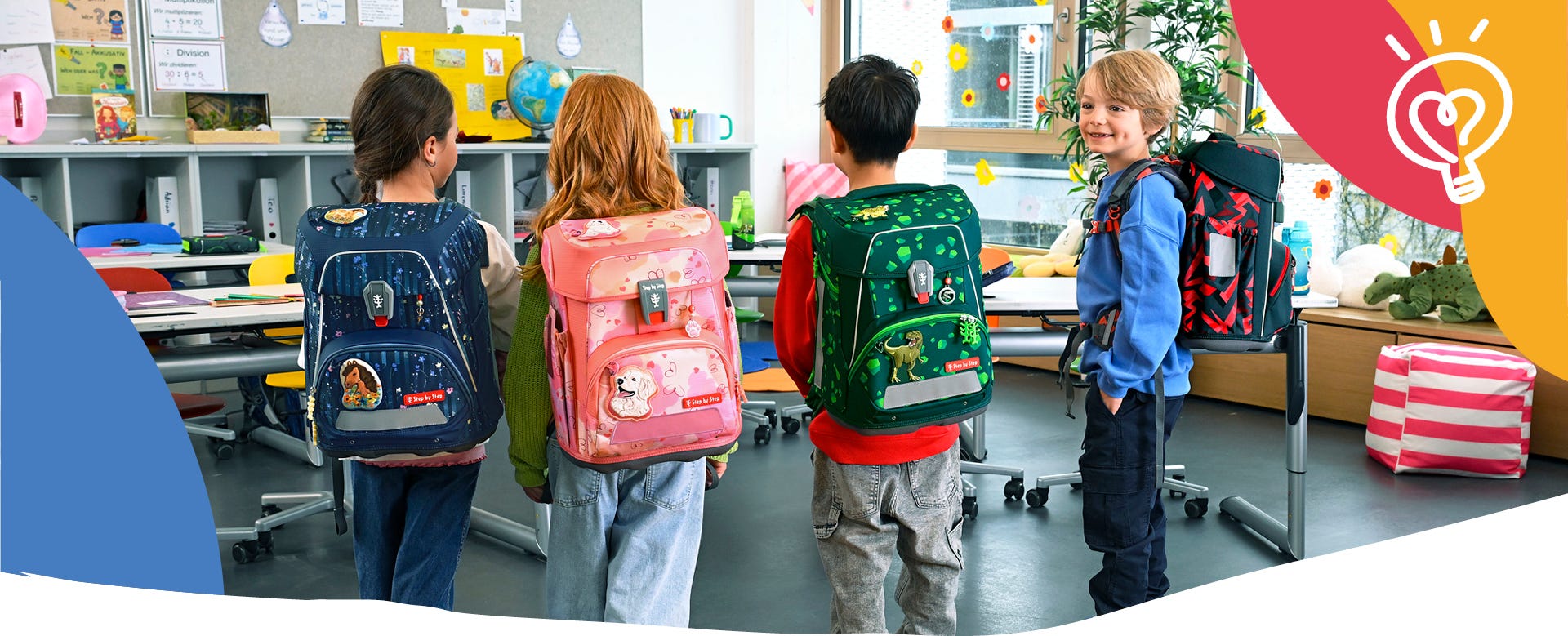 Vier Kinder mit unterschiedlichen Schulranzenmodellen im Klassenzimmer. Die Szene zeigt den Vergleich verschiedener Gr&ouml;&szlig;en und Designs.