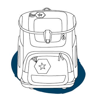 Skizze eines Schulranzens mit gro&szlig;er Fronttasche, Seitentaschen und Sternmotiv vor dunkelblauer Farbfl&auml;che.