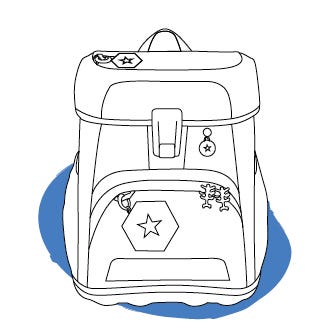 Skizze eines kompakten Schulranzens mit Fronttasche, Sternmotiv und zentralem Verschluss vor blauer Farbfl&auml;che.