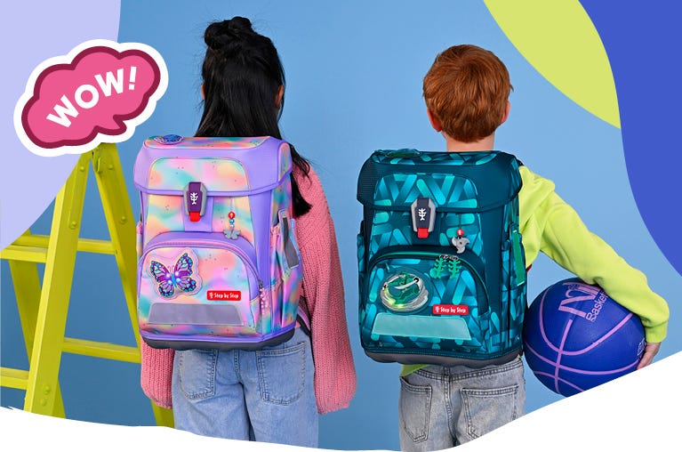 Zwei Kinder präsentieren einen pastellfarbenen Schulranzen mit Schmetterlingsmotiv und einen dunkelblauen Schulranzen mit Sportwagen-Motiv. Text: ‚WOW!‘