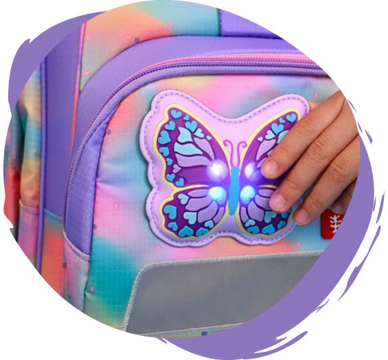 Pastellfarbener Schulranzen mit leuchtendem Schmetterlingsmotiv auf der Fronttasche.