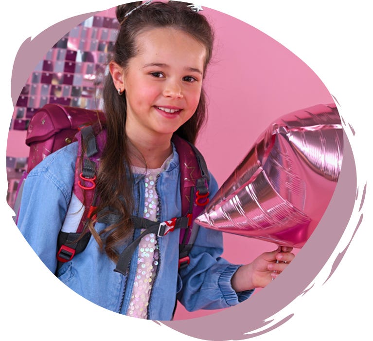 Person mit dunkelviolettem Schulranzen und Stern-Ballon vor rosafarbener Glitzerkulisse.