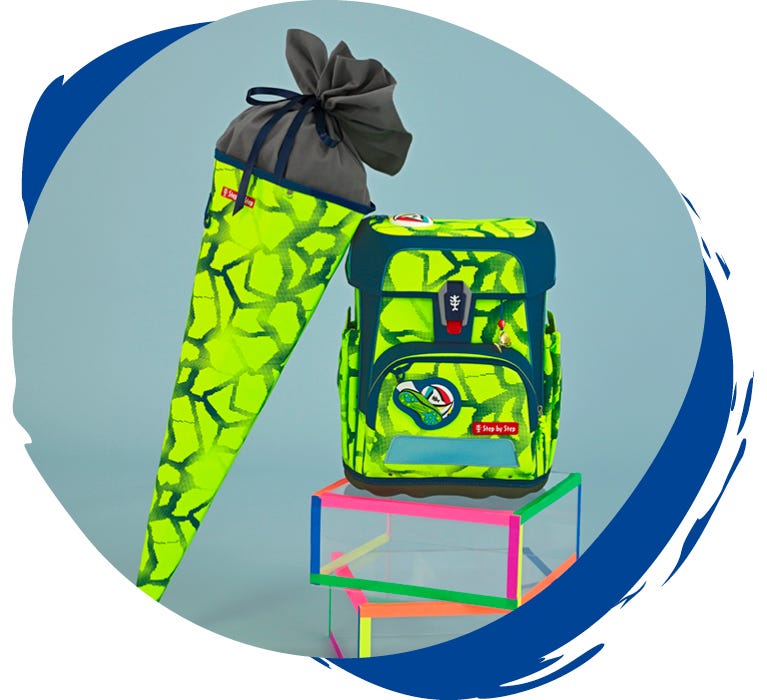 Neongr&uuml;ner Schulranzen mit passender Schult&uuml;te im gleichen Design und Fu&szlig;ball-Motiv auf der Fronttasche.