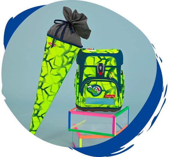 Neongr&uuml;ner Schulranzen mit passender Schult&uuml;te im gleichen Design und Fu&szlig;ball-Motiv auf der Fronttasche.