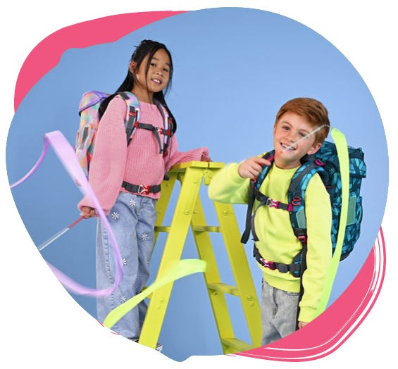Zwei Kinder tragen Schulranzen und stehen neben einer Leiter mit bunten Bändern vor blauem Hintergrund.