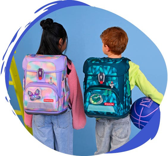 Zwei Kinder pr&auml;sentieren einen schimmernden Schulranzen mit Schmetterlingsmotiv und einen dunkelblauen Schulranzen mit Sportwagen-Motiv.