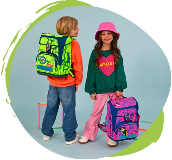 Zwei Kinder pr&auml;sentieren einen neongr&uuml;nen Schulrucksack und einen pink-blauen Schulranzen aus einer Neon-Kollektion.