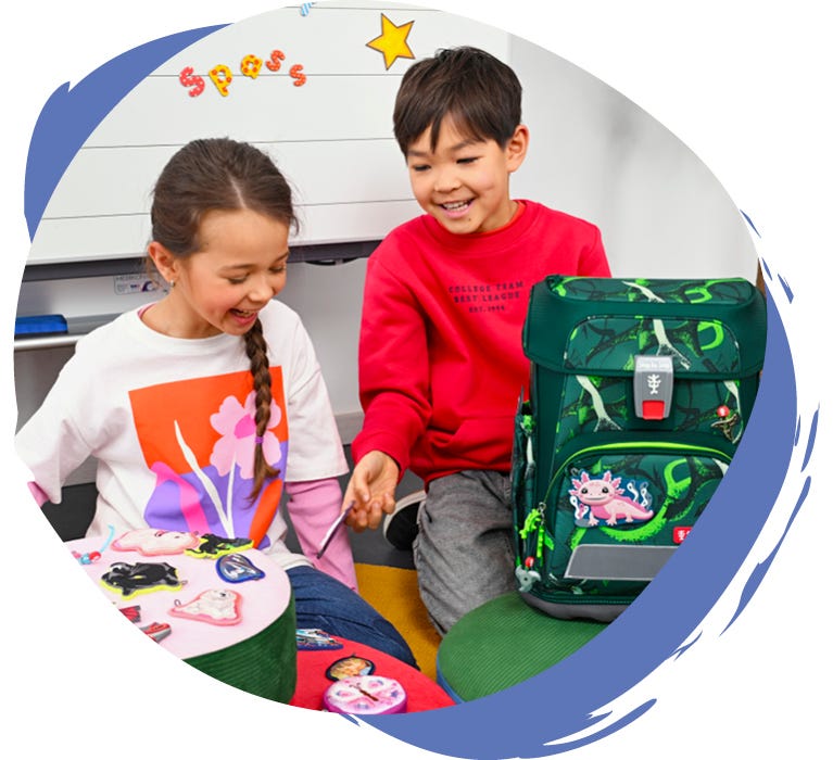 Zwei Kinder, die verschiedene Magic Mags anschauen