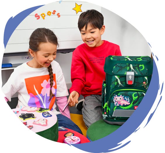 Zwei Kinder, die verschiedene Magic Mags anschauen