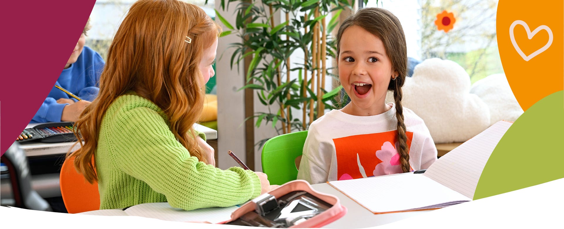 Zwei Kinder arbeiten gemeinsam im Klassenraum an einer Schulaufgabe.