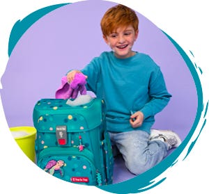 Kind reinigt einen t&uuml;rkisfarbenen Schulranzen mit Unterwasserdesign. Daneben steht ein gelber Eimer.