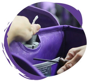 Easy-Grow-System zur individuellen Anpassung der R&uuml;ckenl&auml;nge eines violetten Schulranzens.