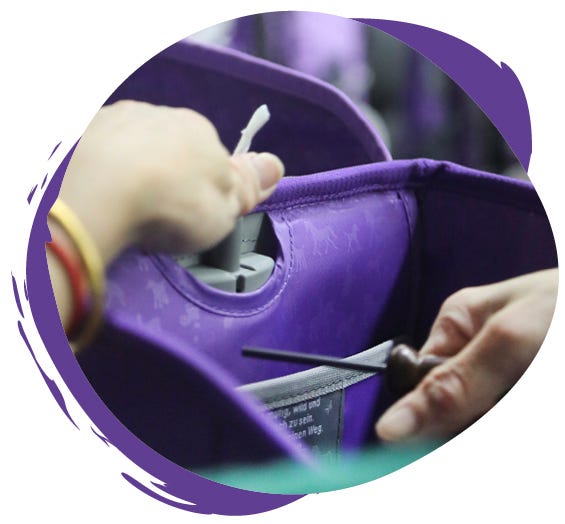 Easy-Grow-System zur individuellen Anpassung der R&uuml;ckenl&auml;nge eines violetten Schulranzens.