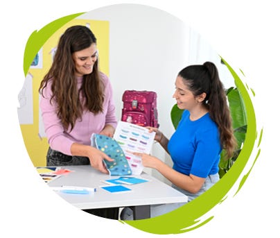 Zwei Personen wählen Farben, Muster und Materialien für die Entwicklung eines neuen Schulranzen-Designs aus.
