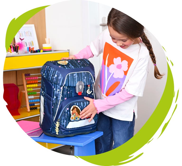 Individualisiere Deinen Step by Step Schulranzen Kind gestaltet einen dunkelblauen Schulranzen mit einem austauschbaren Motiv auf der Fronttasche.“