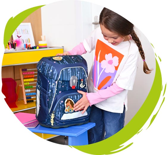 Individualisiere Deinen Step by Step Schulranzen Kind gestaltet einen dunkelblauen Schulranzen mit einem austauschbaren Motiv auf der Fronttasche.“