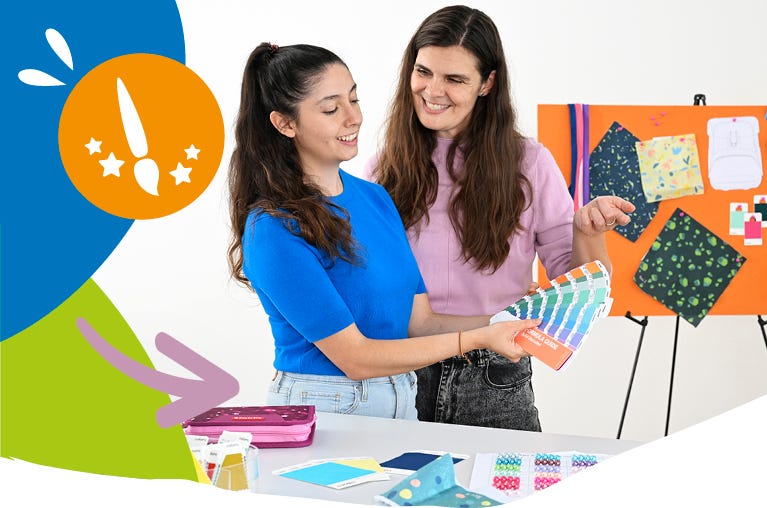 Zwei Personen wählen Farben und Materialien für einen Schulranzen anhand einer Farbkarte und einer Design-Pinnwand aus.