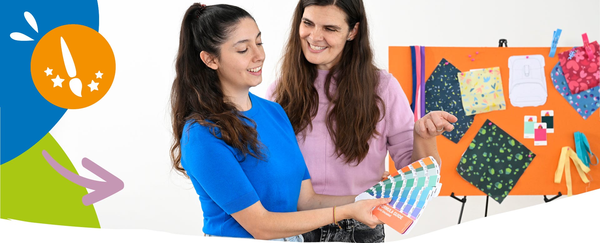 Zwei Personen wählen Farben und Materialien für einen Schulranzen anhand einer Farbkarte und einer Design-Pinnwand aus.