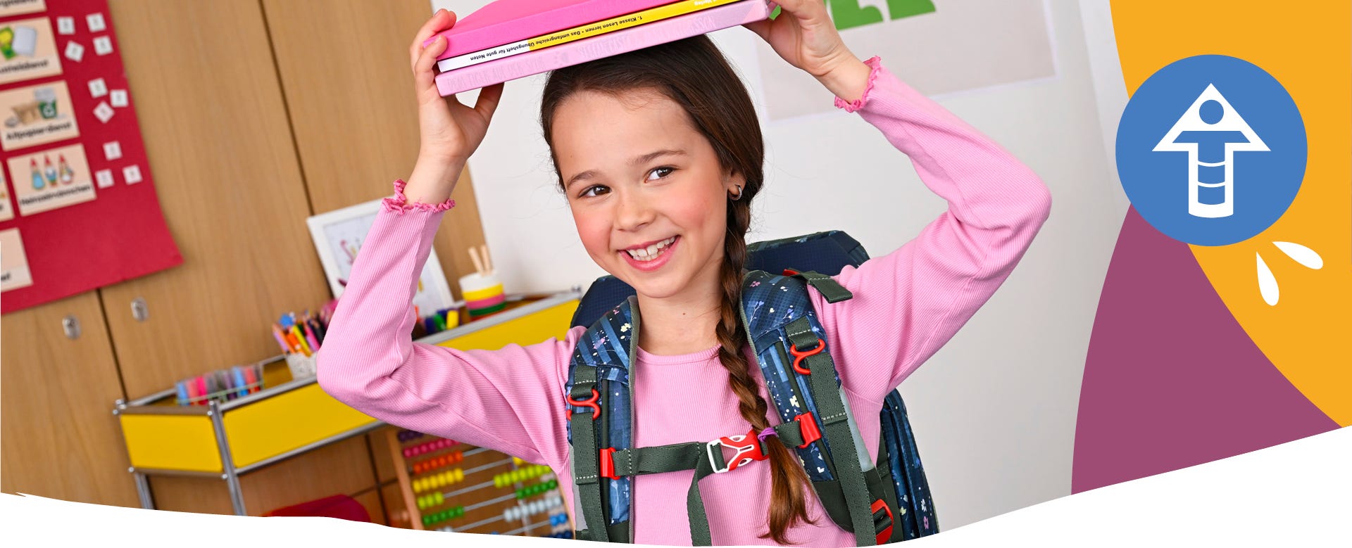 Person mit ergonomisch getragenem Schulrucksack und geschlossenem Brustgurt im Klassenzimmer. Symbol für Ergonomie und Tragekomfort.