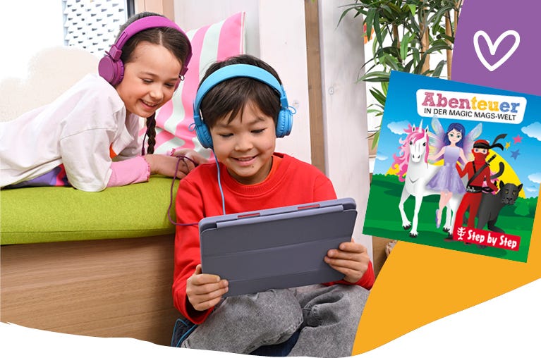 Zwei Kinder h&ouml;ren mit Kopfh&ouml;rern Inhalte auf einem Tablet. Daneben das Cover &sbquo;Abenteuer in der Magic Mags-Welt&lsquo; von Step by Step.