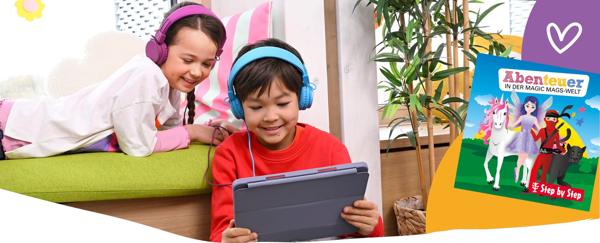 Zwei Kinder h&ouml;ren mit Kopfh&ouml;rern Inhalte auf einem Tablet. Daneben das Cover &sbquo;Abenteuer in der Magic Mags-Welt&lsquo; von Step by Step.