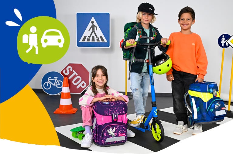 Kinder mit Schulranzen in einer Lernumgebung zur Verkehrssicherheit mit Verkehrsschildern, Roller und reflektierenden Schulranzen.