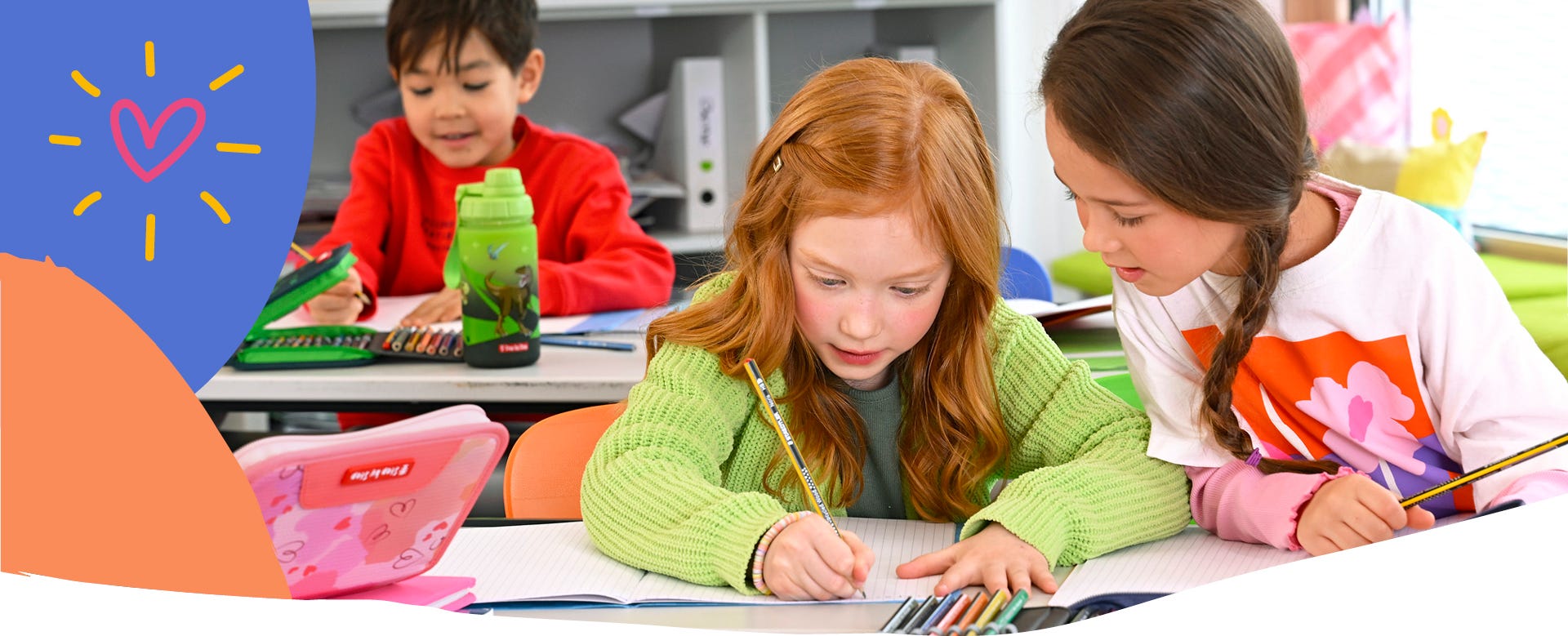 Zwei Kinder arbeiten gemeinsam an einer Schulaufgabe und schreiben in ein Heft. Auf dem Tisch liegen Buntstifte und Schulmaterialien.